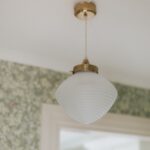 Taklampa Alfred i mässing med frostat glas hängande i hall