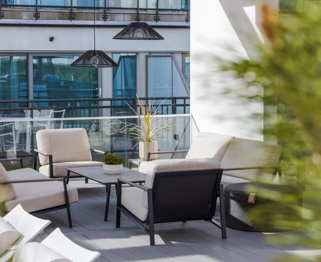Loungegrupp på balkong med bekväma utemöbler och soffgrupp
