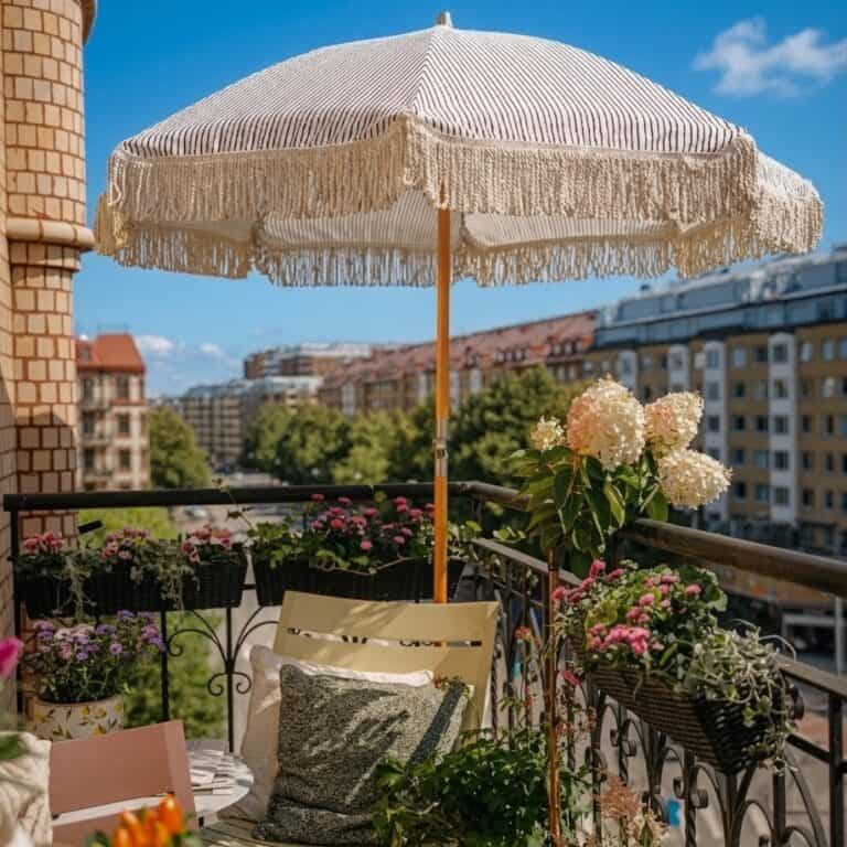 Mysig balkong med parasoll, blommor och sittplats i soligt läge