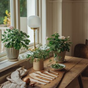 Kruka Miriam grön randig stengods med pelargon i fönster