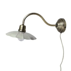 Vägglampa Gustav mintgrön skärm med vågig kant och arm i antik mässing