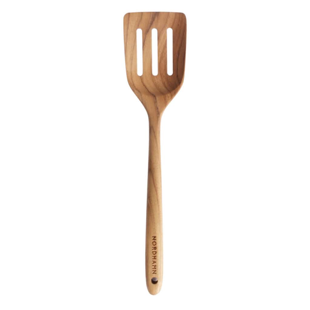 Perforerad stekspade i teak 34 cm med hål som släpper igenom fett