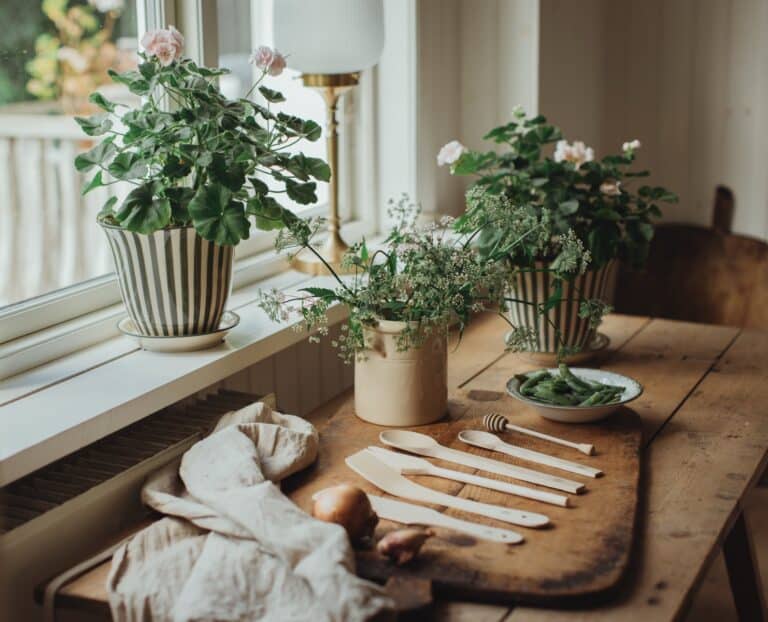 lantlig-sommarkansla-hemma-krukor-pelargoner