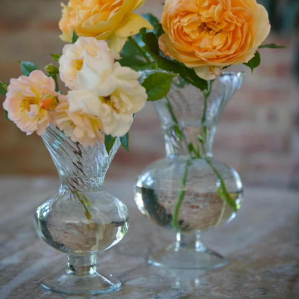 Glasvas Annie i klart glas med rosor på marmorbord