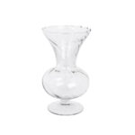 Glasvas Annie i klart glas med fot och vågig kant, 18 cm hög.