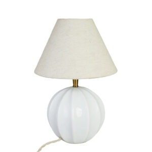Lampfot Marit i vitt opalglas med beige lampskärm, släckt