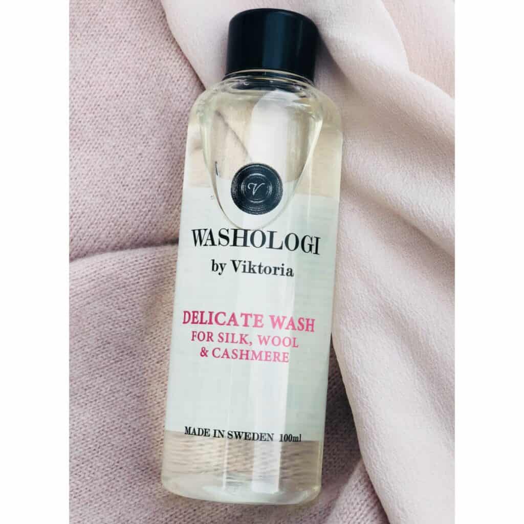 Skonsamt tvättmedel för ull, siden och kashmir 100 ml på mjuk textil.