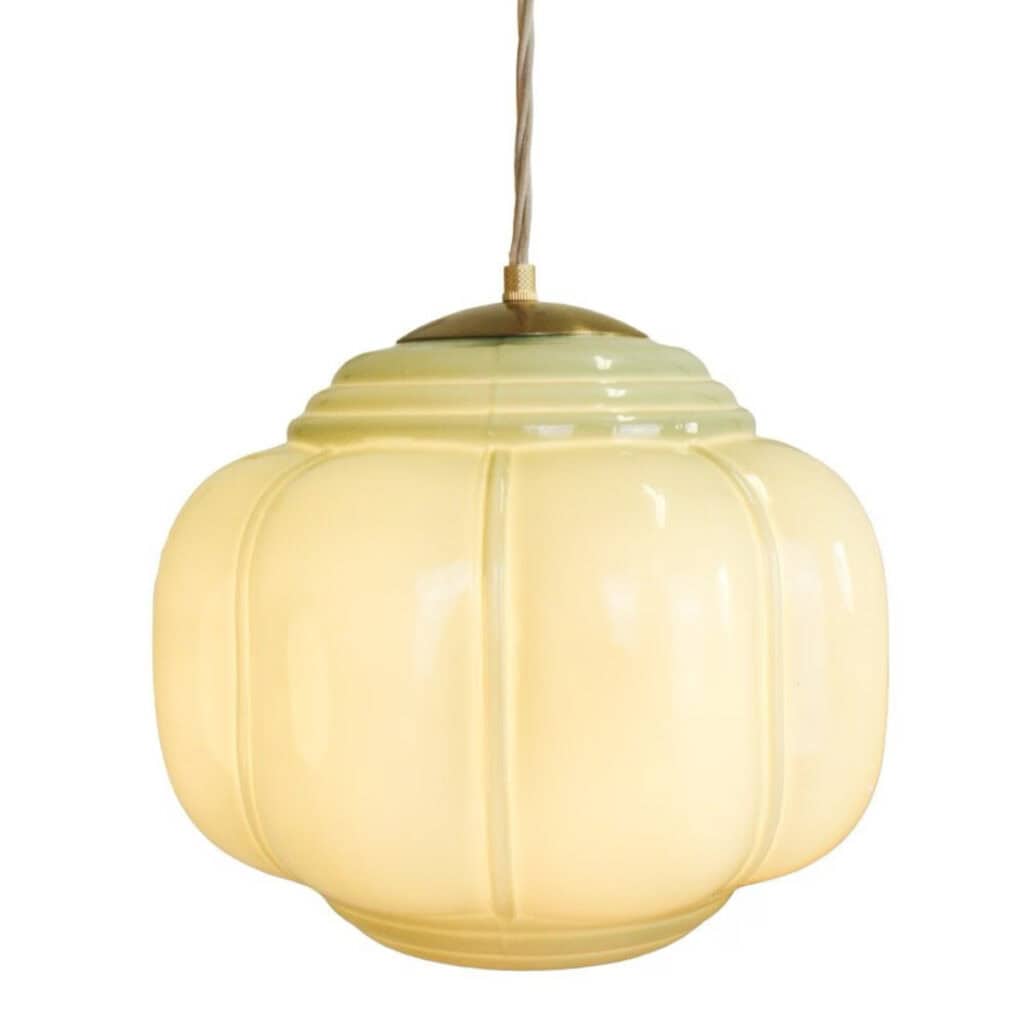 Tänd Taklampa Vincent i grönt opalglas med varmt ljus, mässingsdetalj och beige textilsladd, Ø27 cm.