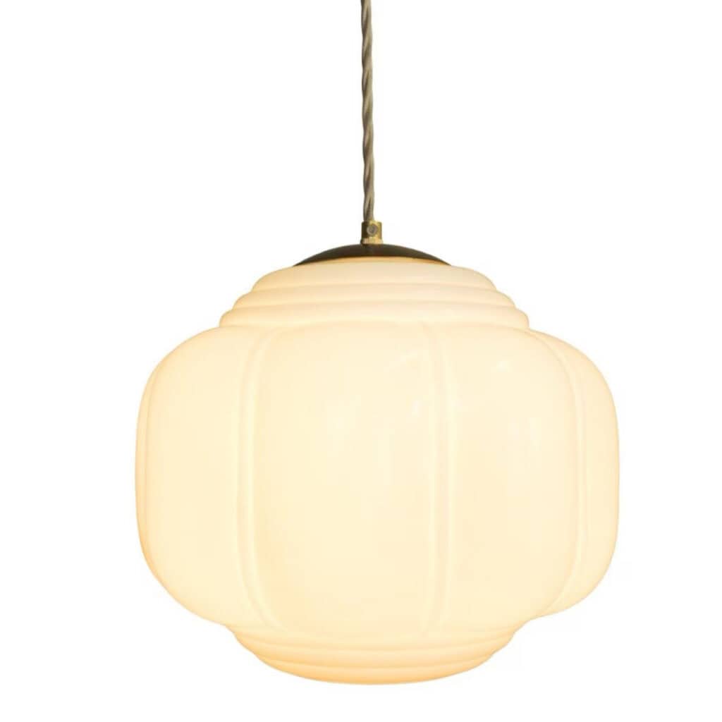 Tänd Taklampa Vincent i vitt opalglas med varmt ljus, mässingsdetalj och beige textilsladd, Ø27 cm.