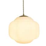 Tänd Taklampa Vincent i vitt opalglas med varmt ljus, mässingsdetalj och beige textilsladd, Ø27 cm.