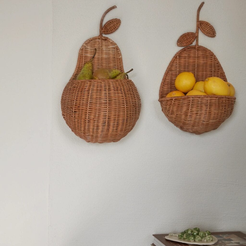 Väggkorg CITRON och PÄRON i rotting fyllda med citroner och päron på vägg.