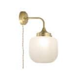 Tänd vägglampa ELI i mässing med varmt ljus genom frostat glas